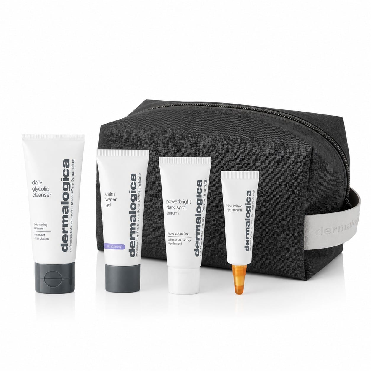Vier Dermalogica-Produkte aus dem Set „4 Minis + Tasche im Wert von 103 €“ sowie ein schwarzer Beutel mit Reißverschluss sind vor einem weißen Hintergrund in einer Reihe angeordnet.