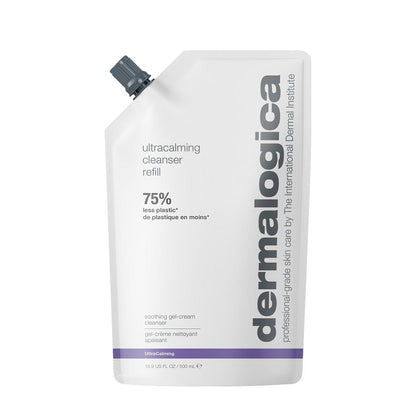 La bolsa de recarga de 500 ml de UltraCalming Cleanser para piel sensible con UltraCalming Complex y tapón de rosca utiliza un 75% menos de plástico que el envase estándar.