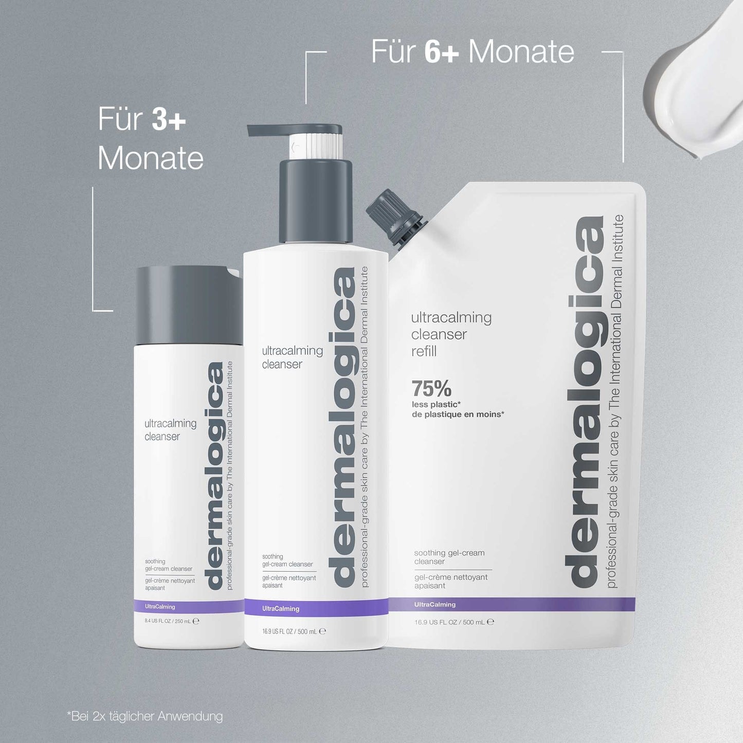Abgebildet sind drei UltraCalming Cleanser Produkte für empfindliche Haut: Standard-, Pump- und Nachfüllpackung, mit deutscher Anwendungsempfehlung für 3+ oder 6+ Monate.