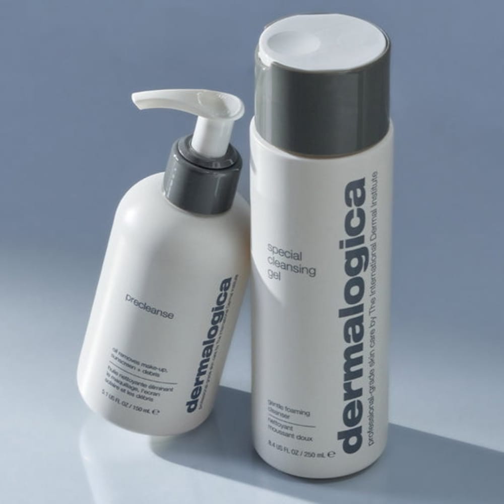 Zwei Flaschen „Dermalogica PreCleanse + Special Cleansing Gel“ sind vor einem schlichten hellblauen Hintergrund zu sehen.