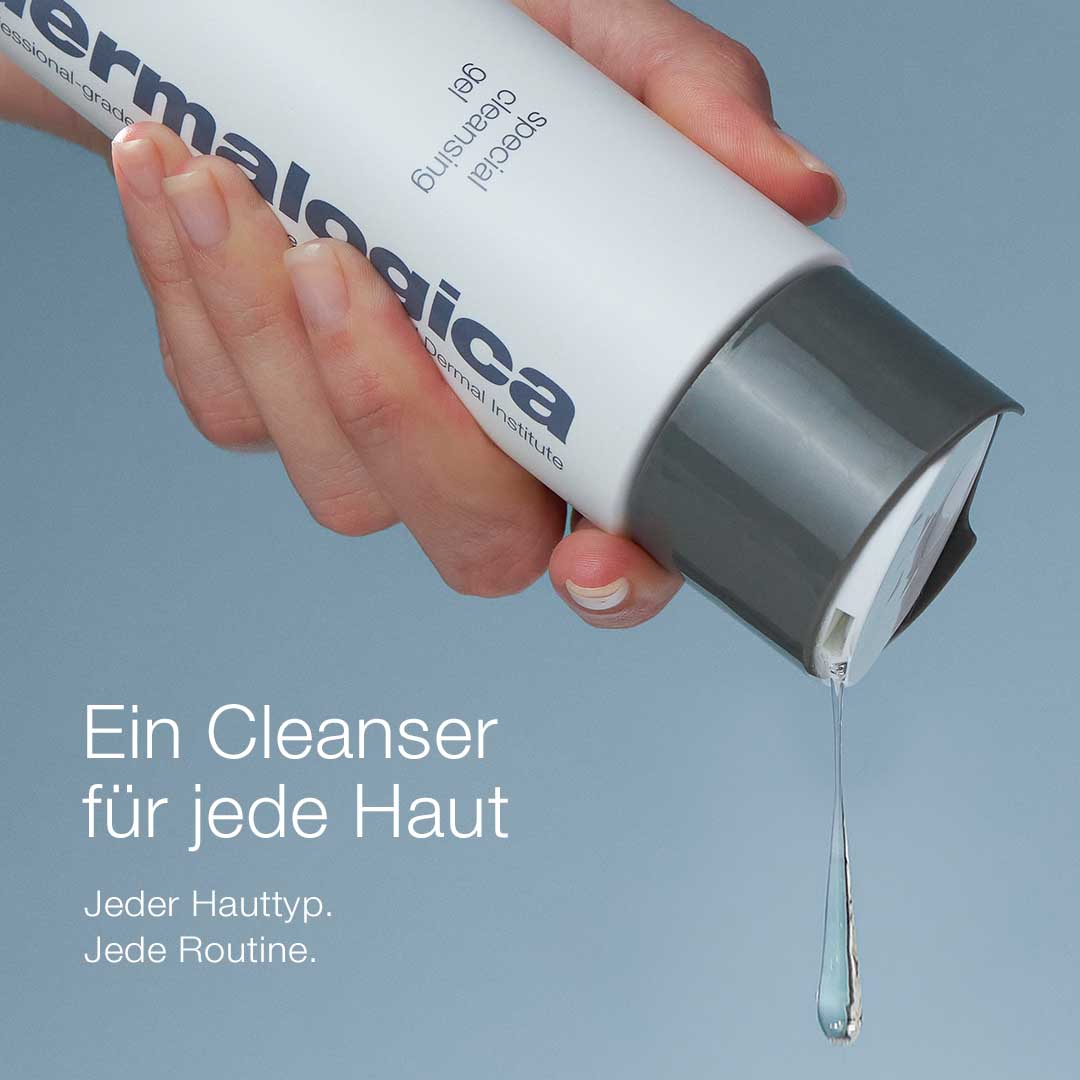 Eine Hand spendet Special Cleansing Gel aus einer weißen Dermalogica-Flasche. Text auf Deutsch: "Ein Cleanser für jede Haut. Jeder Hauttyp. Jede Routine - für die natürliche Feuchtigkeitsbalance.