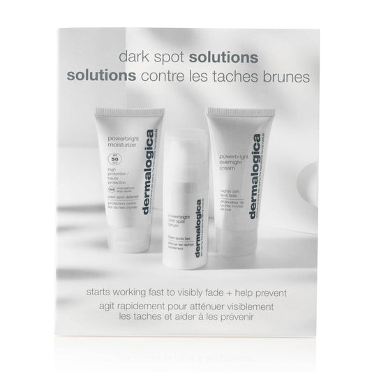 Drei Hautpflegeprodukte von aus der 'Dark Spot Solutions'-Serie, aufgestellt vor einer Werbetafel mit Produktbeschreibungen.