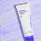 Tube " Skin Soothing Hydrating Lotion" von vor einem lila Hintergrund mit Schattenlinien.