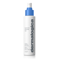 Botella del producto de cuidado de la piel "Hyaluronic Ceramide Mist" sobre un fondo blanco.