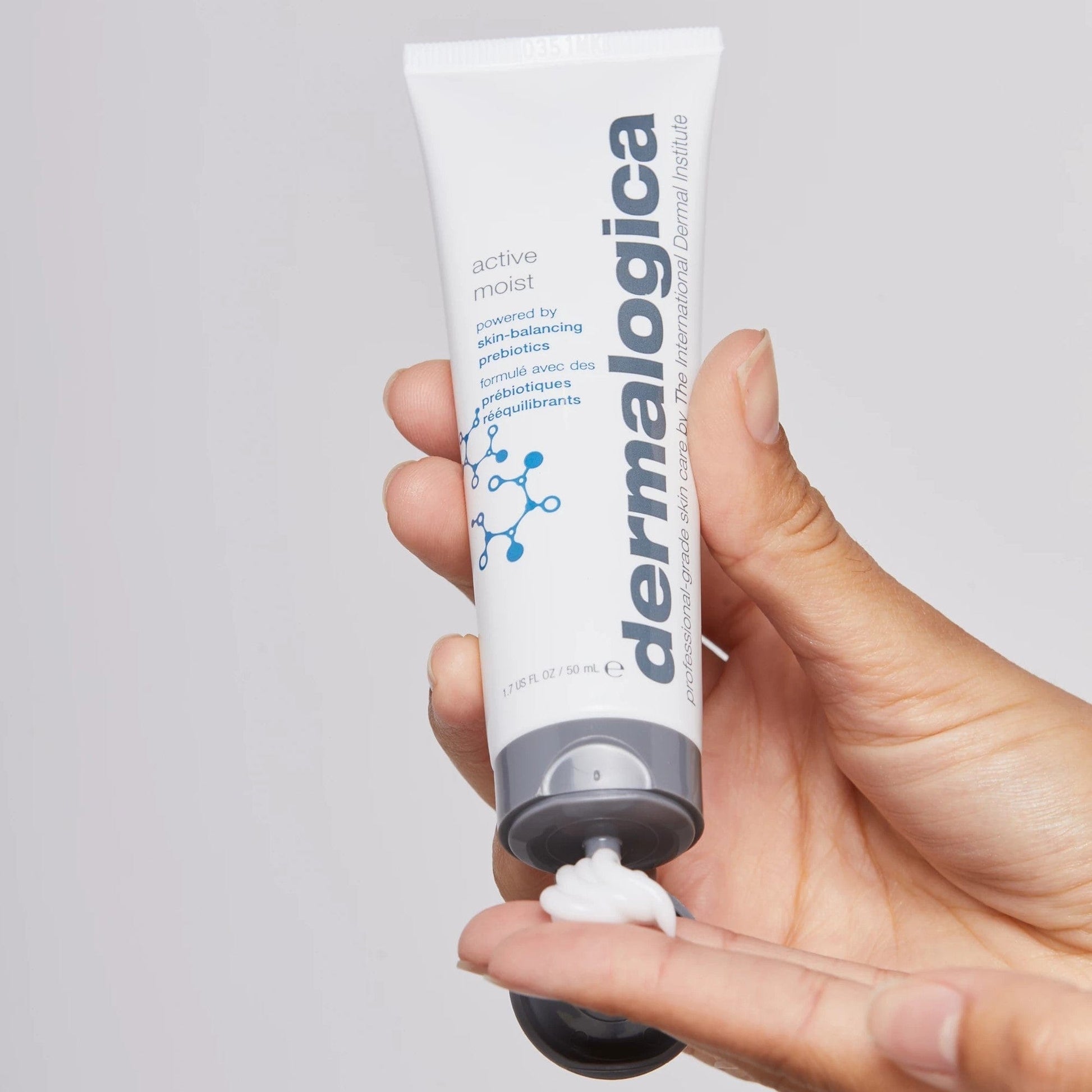 Hand mit Active Moist Gesichtscreme