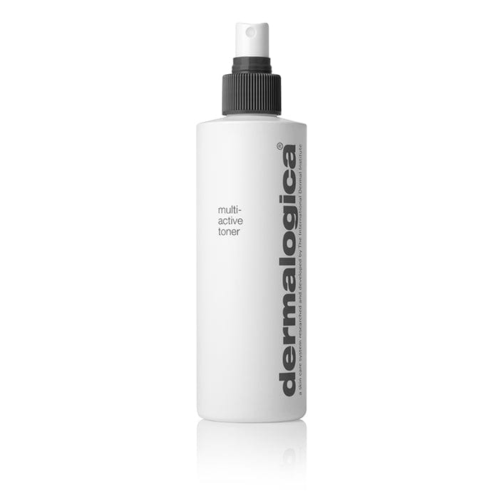 Flasche Multi-Active Toner mit Sprühkopf auf weißem Hintergrund.